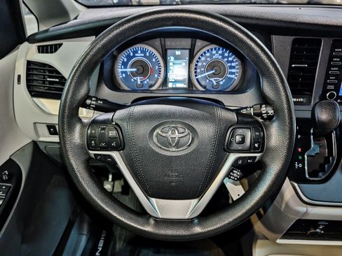 Used 2020 Toyota Sienna LE AWD/4WD image 35