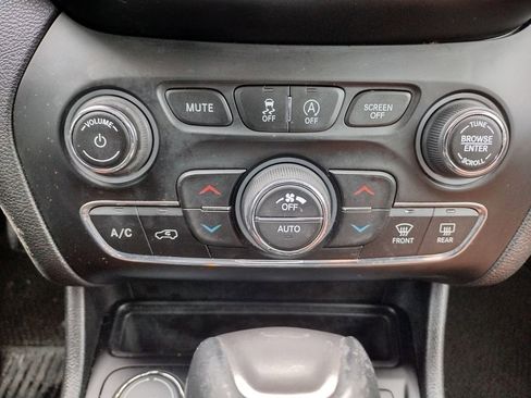 Used 2019 Jeep Cherokee Overland w/ Technology Group image 7