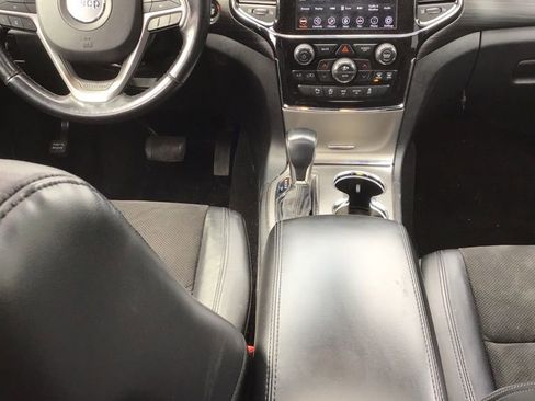 Used 2022 Jeep Grand Cherokee Laredo X image 8