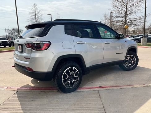 Used 2025 Jeep Compass Trailhawk image 6