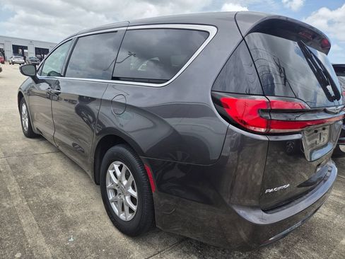 Used 2023 Chrysler Pacifica Touring-L FWD image 5