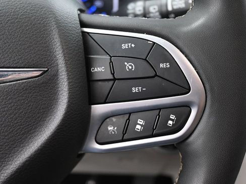 Used 2024 Chrysler Pacifica Touring-L FWD image 31