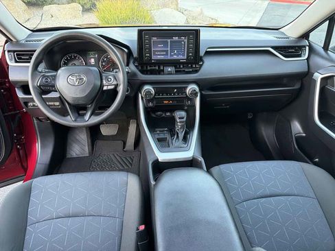 Used 2022 Toyota RAV4 XLE w/ Convenience Package FWD image 6