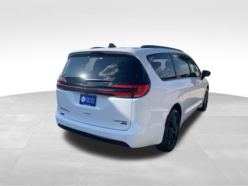 New 2026 Chrysler Pacifica Limited w/ S Appearance Package image 6