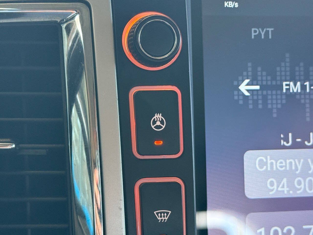 Used 2017 Nissan Titan SV AWD/4WD image 18