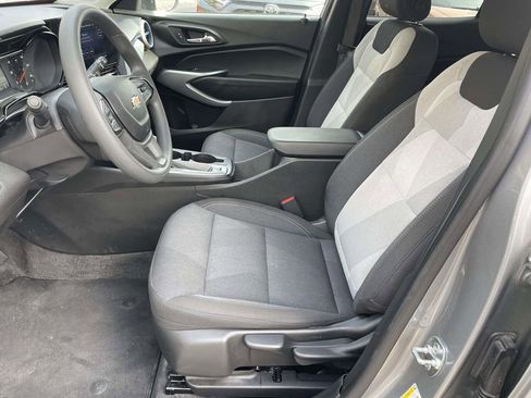 Used 2025 Chevrolet Trax LS w/ LS Convenience Package image 28