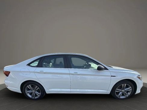 Used 2020 Volkswagen Jetta R-Line w/ R-Line Cold Weather Package FWD image 4