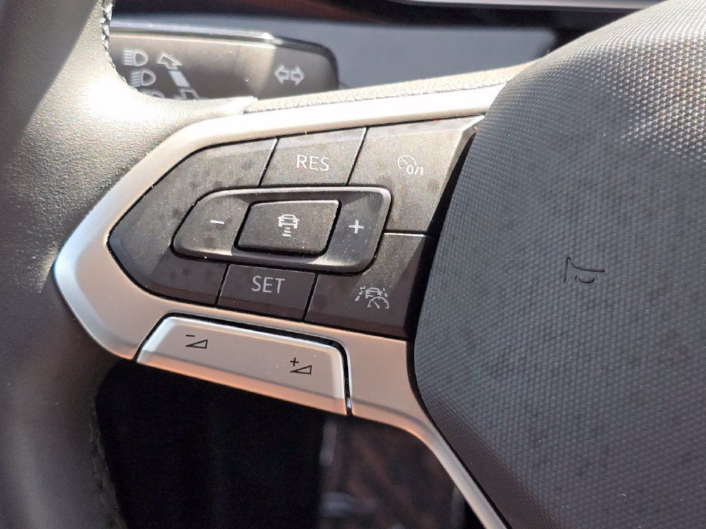 Used 2026 Volkswagen Jetta SE FWD image 12