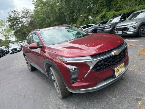 Used 2025 Chevrolet Trax LT w/ LT Convenience Package FWD image 7