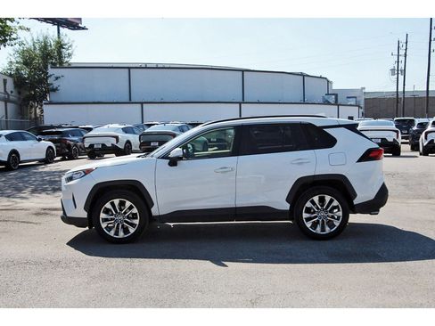 Used 2019 Toyota RAV4 XLE Premium FWD image 4