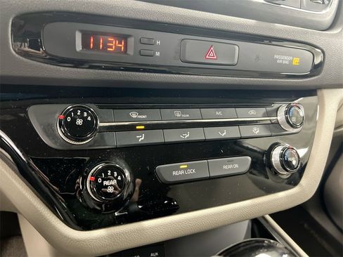 Used 2016 Kia Sedona LX image 15