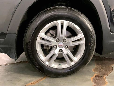Used 2024 GMC Terrain SLE FWD image 9