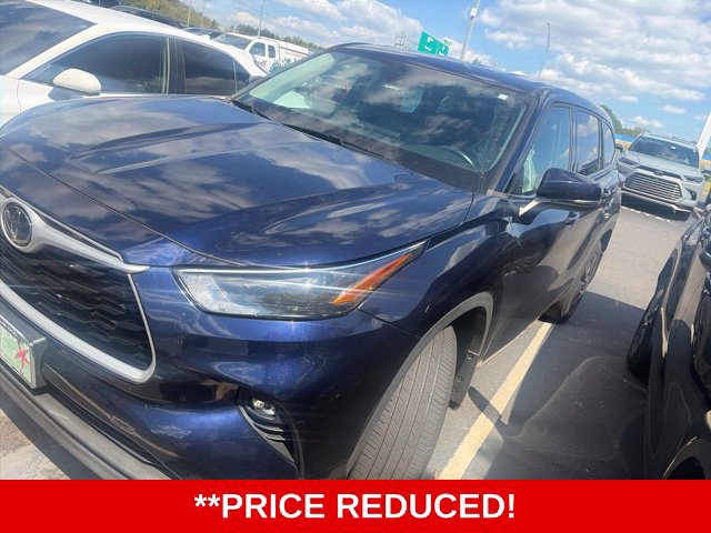 Used 2022 Toyota Highlander LE AWD/4WD image 2