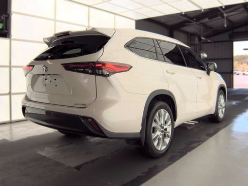 Used 2021 Toyota Highlander Limited FWD image 3