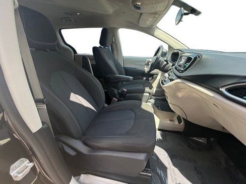 Used 2022 Chrysler Voyager LX image 11
