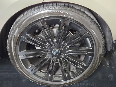 Used 2024 Land Rover Range Rover SE image 11