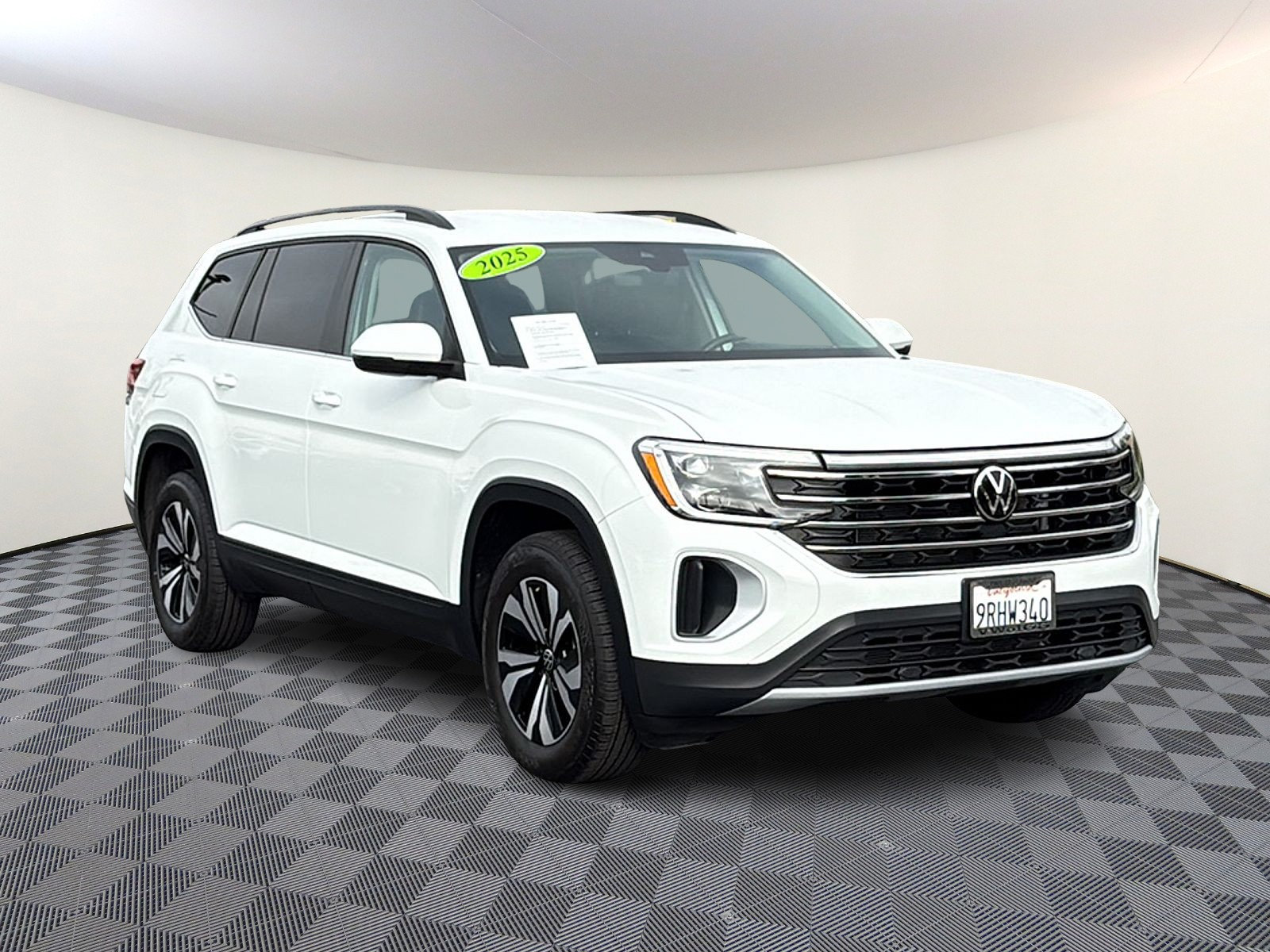 Used 2025 Volkswagen Atlas SE FWD image 1