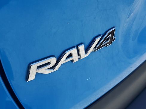 Used 2019 Toyota RAV4 LE FWD image 6