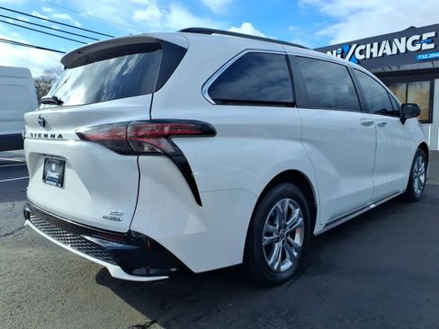 Used 2023 Toyota Sienna XSE w/ XSE Plus Package image 3