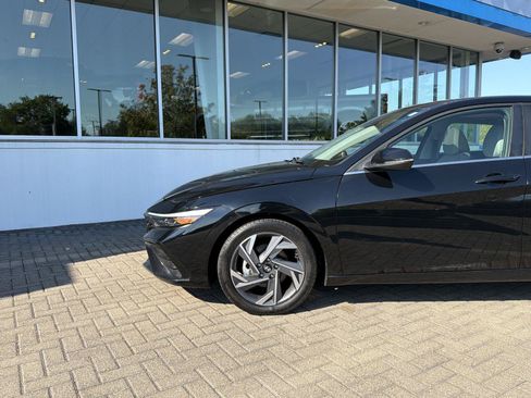 Used 2025 Hyundai Elantra Limited FWD image 9