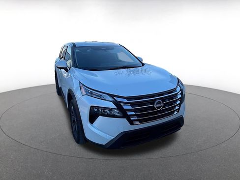 Used 2025 Nissan Rogue SV image 2