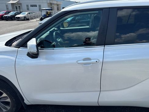 Used 2024 Toyota Highlander XLE AWD/4WD image 2