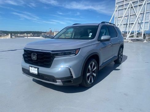 Used 2025 Honda Pilot Touring image 4