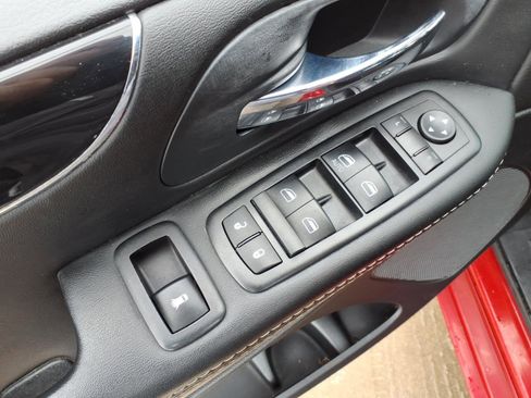 Used 2015 Dodge Grand Caravan SE image 19