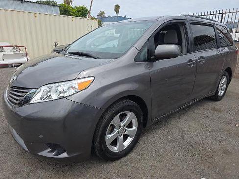 Used 2017 Toyota Sienna LE FWD image 1