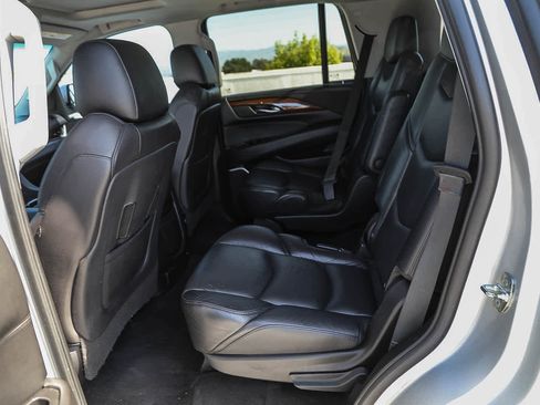 Used 2020 Cadillac Escalade Luxury image 18