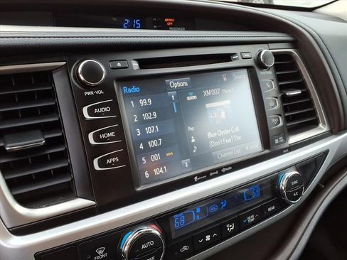 Used 2017 Toyota Highlander XLE image 25