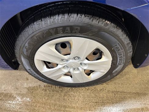 Used 2017 Kia Forte LX image 17