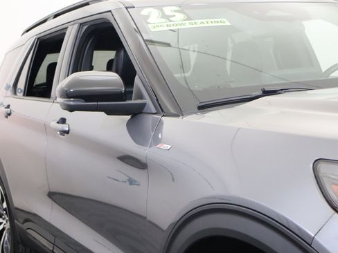 Used 2025 Ford Explorer ST-Line image 3
