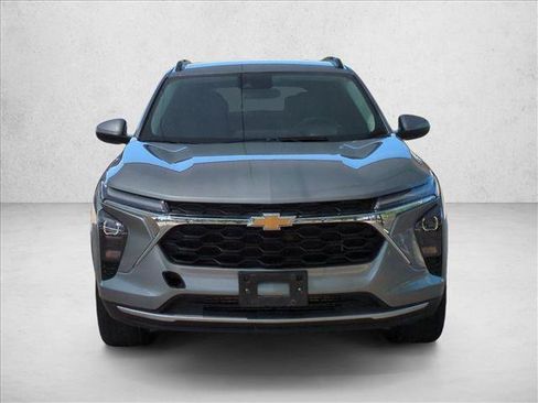 Used 2025 Chevrolet Trax LT w/ LT Convenience Package FWD image 2