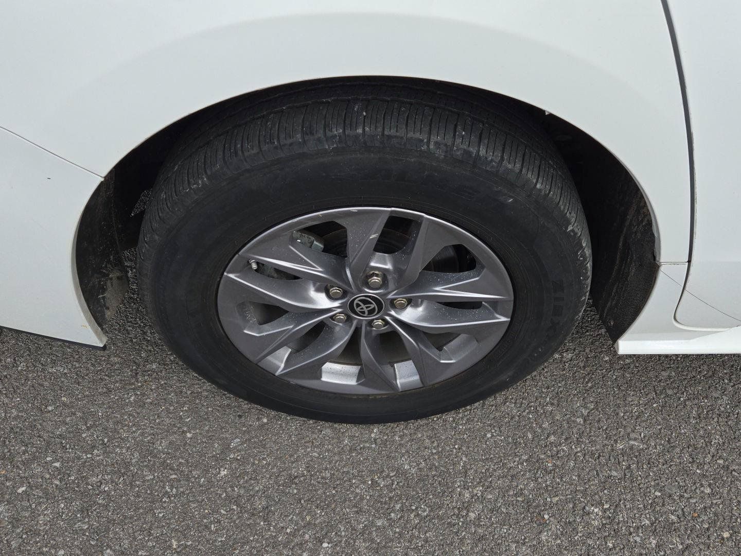 Used 2024 Toyota Sienna LE AWD/4WD image 10