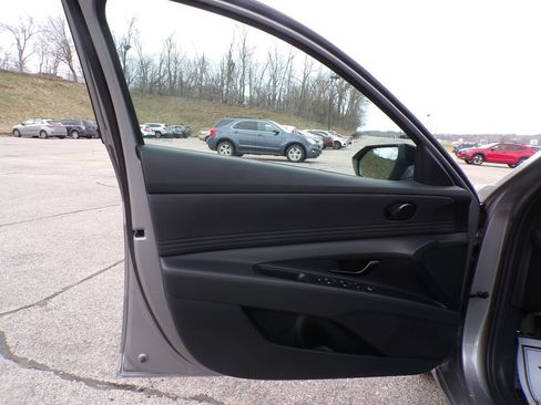 Used 2025 Hyundai Elantra Sport image 9