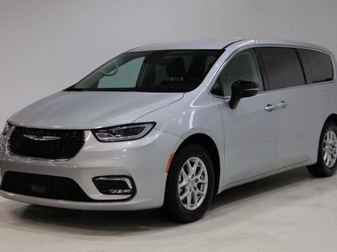 Used 2024 Chrysler Pacifica Touring-L FWD image 3
