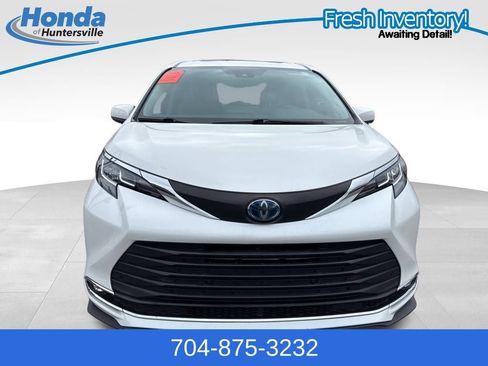 Used 2021 Toyota Sienna XLE image 3