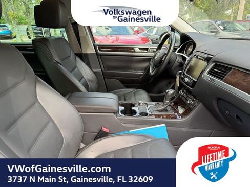 Used 2014 Volkswagen Touareg Executive AWD/4WD image 9
