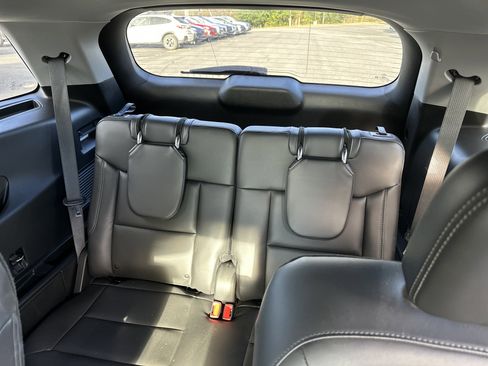 Used 2022 Ford Explorer XLT w/ Equipment Group 202A image 14