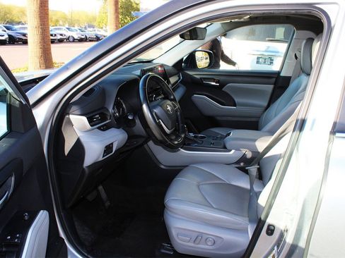 Used 2023 Toyota Highlander XLE image 9