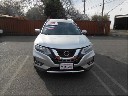 Used 2018 Nissan Rogue SL image 2