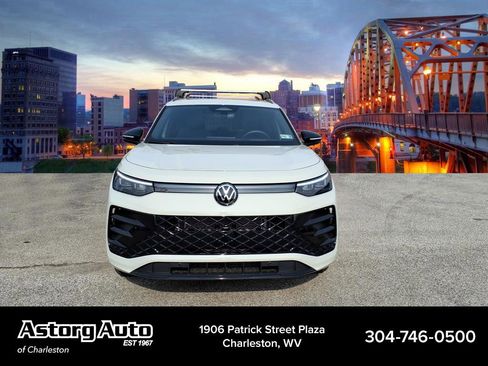 Used 2025 Volkswagen Tiguan SE R-Line image 8