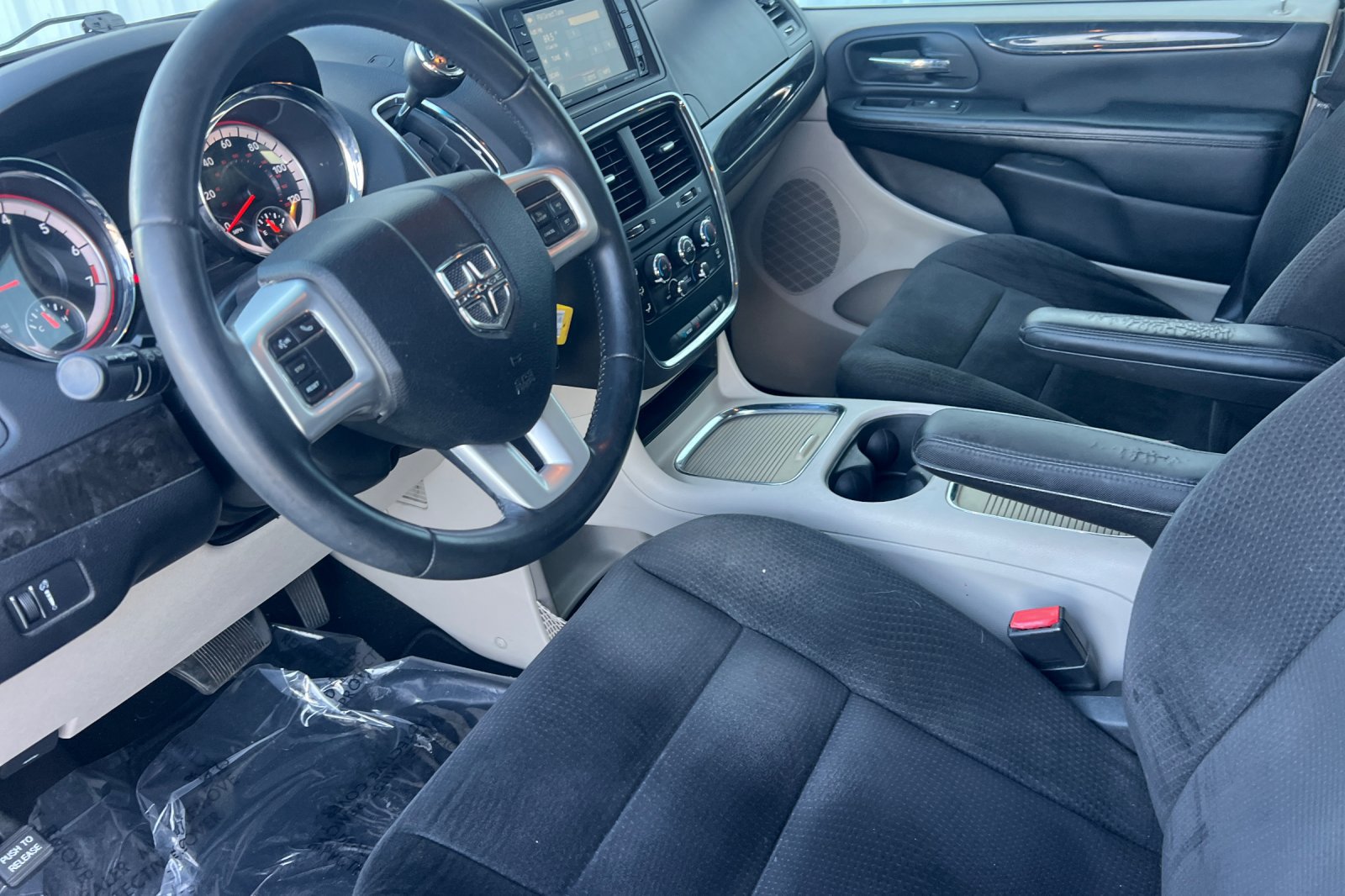 Used 2016 Dodge Grand Caravan SXT w/ UConnect Hands-Free Group FWD image 12