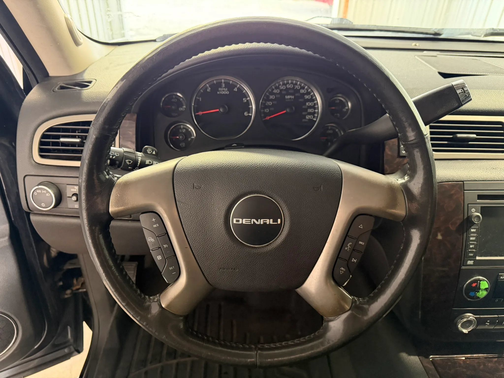Used 2011 GMC Yukon Denali RWD image 32