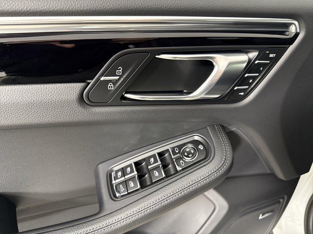 Certified 2025 Porsche Macan AWD/4WD image 34