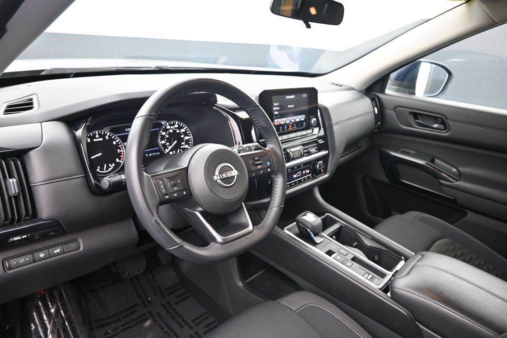 Used 2025 Nissan Pathfinder SV FWD image 21