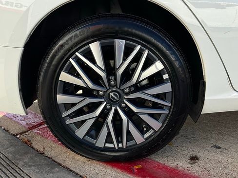 Used 2025 Nissan Altima 2.5 SV image 9