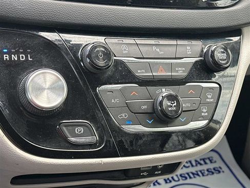 Used 2018 Chrysler Pacifica Touring-L Plus FWD image 19