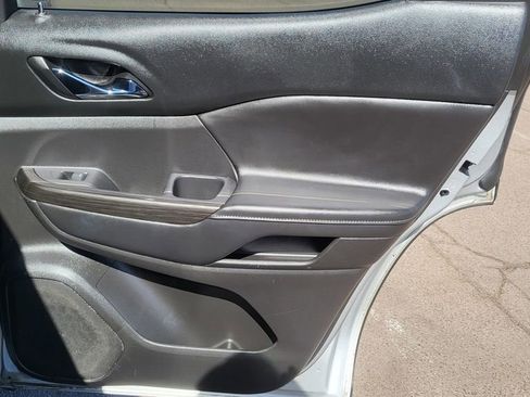 Used 2019 GMC Acadia SLT image 19